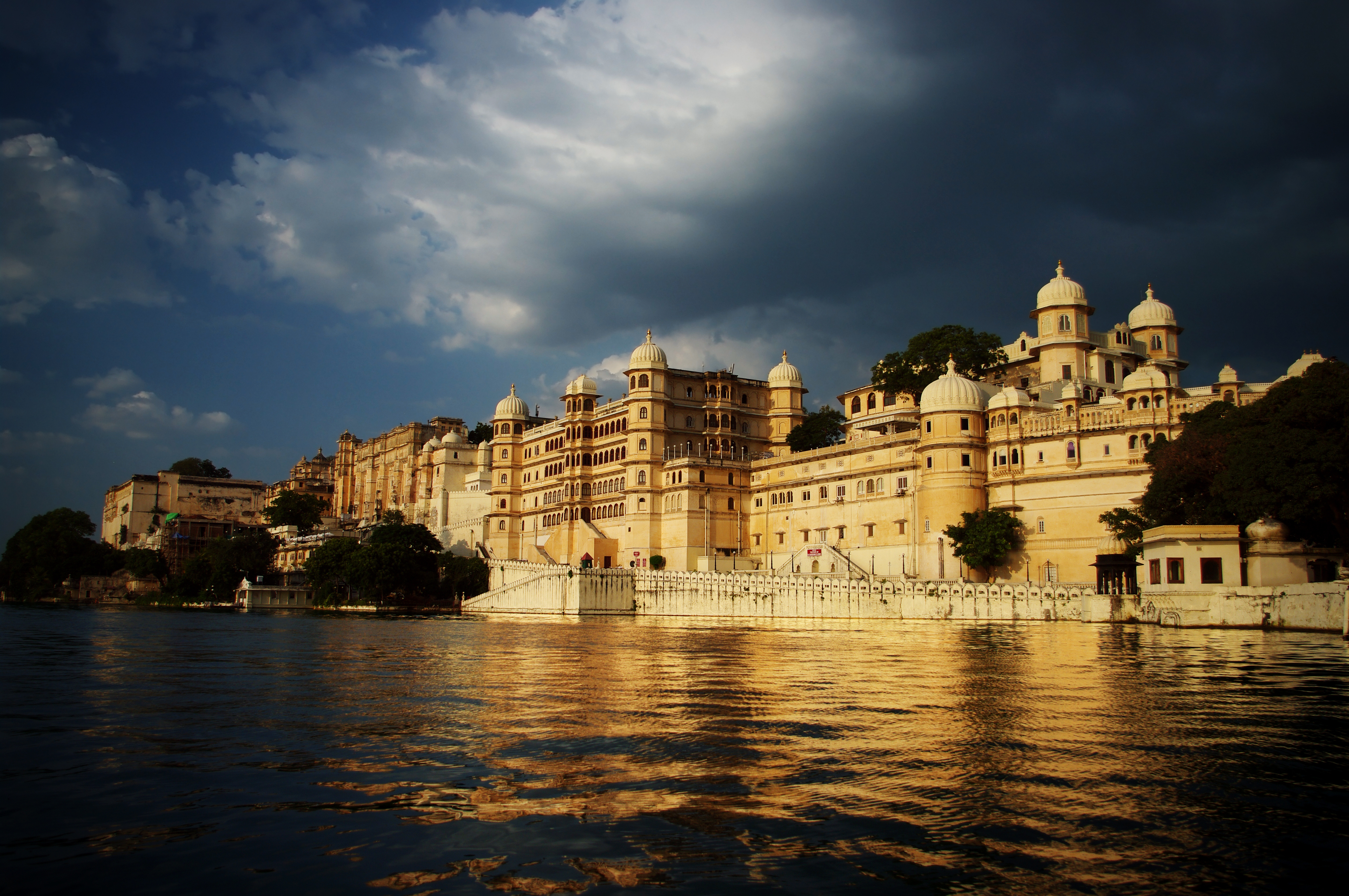 Udaipur and Kumbhalgarh: Where Lakes Whisper to The Mountains